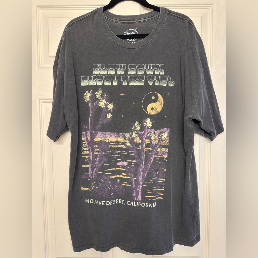 Neon Riot Gray Graphic Tee Size: XL